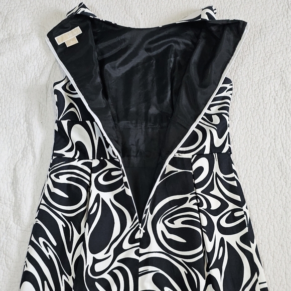 Michael Kors Black and White Swirl Button Dress - Picture 6 of 10
